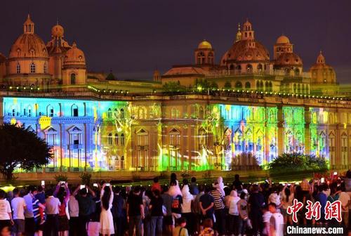 中国侨网图为10月5日晚，福州“闽江之心”美轮美奂的灯光秀，吸引了许多市民和游客前来观赏。　张斌 摄