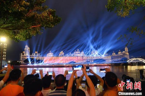 图为10月5日晚，福州“闽江之心”美轮美奂的灯光秀，吸引了许多市民和游客前来观赏。　张斌 摄