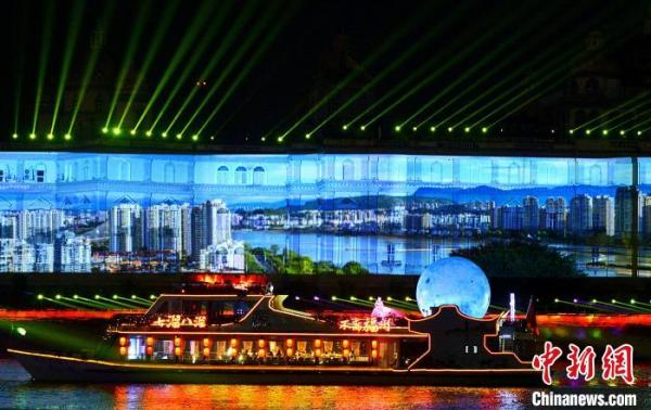 图为10月5日晚，福州“闽江之心”美轮美奂的灯光秀。　张斌 摄