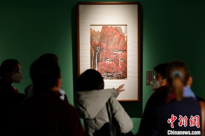 嘉宾参观展览 盛佳鹏 摄 嘉宾参观展览 盛佳鹏 摄