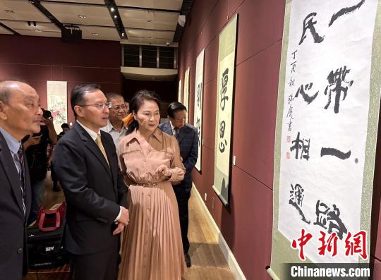 中国侨网唐锐公使(左二)在戴小华(左三)等陪同下参观本次参赛的书画作品。 陈悦 摄