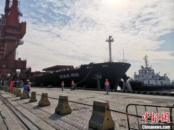 由中粮集团进口的第一船巴西玉米抵达广东麻涌港 中粮集团供图 由中粮集团进口的第一船巴西玉米抵达广东麻涌港 中粮集团供图