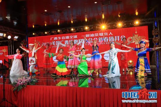 中国侨网图为歌舞表演。 陈钢 摄