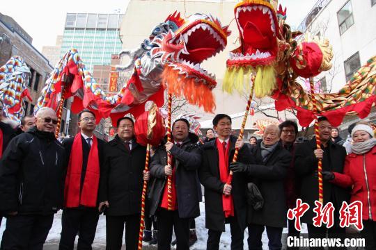 中国驻蒙特利尔总领事戴玉明(左四)与当地侨界社团代表出席第七届蒙特利尔欢乐春节庙会开幕式。 蒙特利尔欢乐春节庙会筹委会供图 中国驻蒙特利尔总领事戴玉明(左四)与当地侨界社团代表出席第七届蒙特利尔欢乐春节庙会开幕式。 蒙特利尔欢乐春节庙会筹委会供图