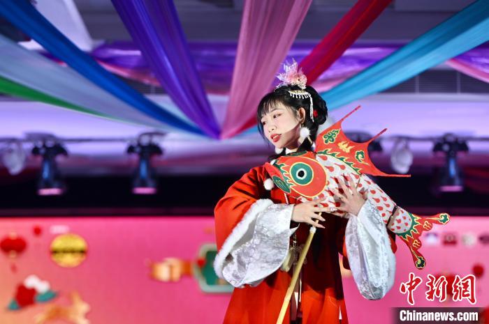 参赛者身穿汉服进行展示。 李志华 摄 参赛者身穿汉服进行展示。 李志华 摄