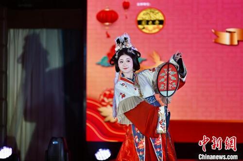 中国侨网参赛者身穿汉服进行展示。 李志华 摄