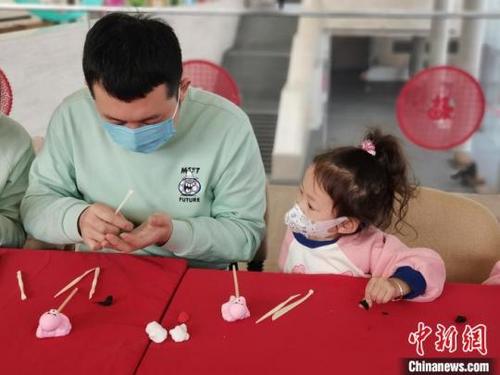 中国侨网活动现场,市民们体验国家级非遗津派面塑制作技巧。 天津市河西区文旅局供图