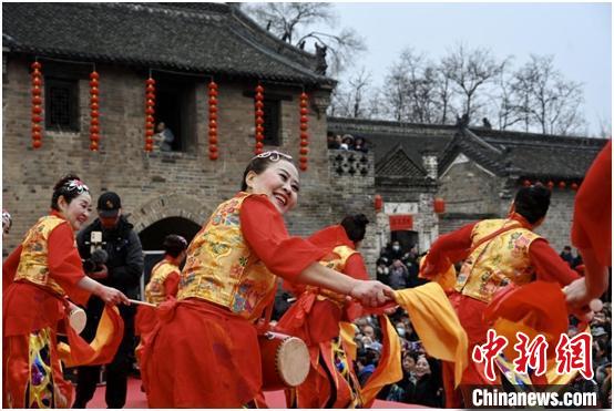 图为当地民间艺人表演腰鼓。 张春光 摄 图为当地民间艺人表演腰鼓。 张春光 摄