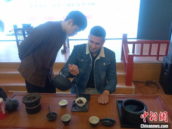 图为拉维在学习点茶。 受访者供图 图为拉维在学习点茶。 受访者供图