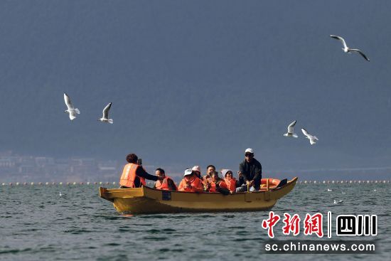 游客正在游览盐源县泸沽湖。王磊摄 游客正在游览盐源县泸沽湖。王磊摄