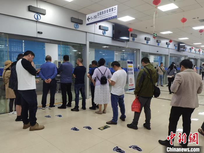 图为东兴边境旅游办证大厅,游客排队办理边境旅游证件。 翟李强 摄 图为东兴边境旅游办证大厅,游客排队办理边境旅游证件。 翟李强 摄