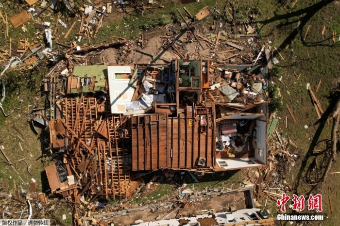 图为当地时间3月25日,密西西比州罗林福克镇,一座房屋屋顶被掀翻。 图为当地时间3月25日,密西西比州罗林福克镇,一座房屋屋顶被掀翻。
