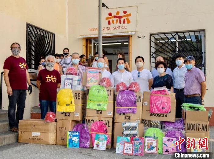 西班牙温州总商会捐赠爱心物资 杨卫 供图 西班牙温州总商会捐赠爱心物资 杨卫 供图