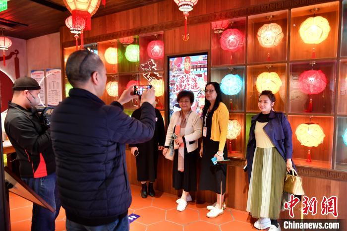 海外华文媒体代表参访漳州灯谜艺术博物馆。 吕明 摄 海外华文媒体代表参访漳州灯谜艺术博物馆。 吕明 摄