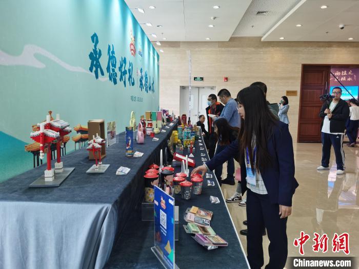 图为嘉宾参观农产品。 张桂芹 摄 图为嘉宾参观农产品。 张桂芹 摄