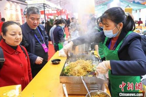中国侨网图为第五届赣菜美食文化节展区现场,几位市民在等待品尝炒米粉。刘力鑫摄