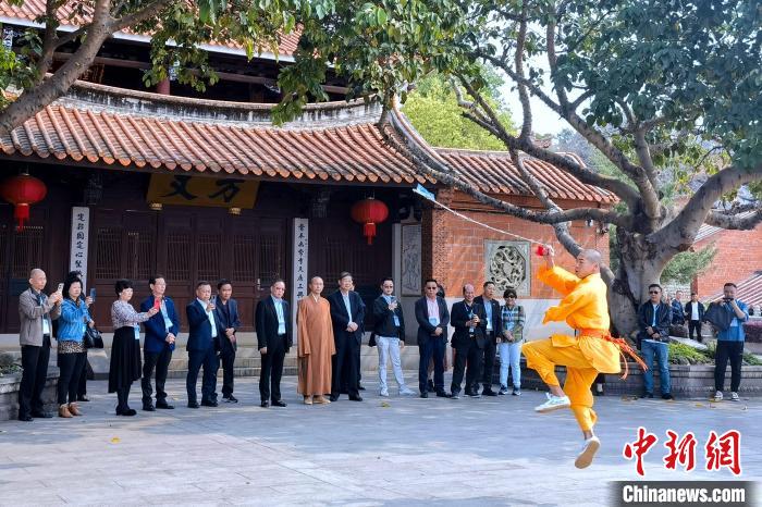 旅菲侨亲在泉州少林寺观看武僧演出。 孙虹 摄 旅菲侨亲在泉州少林寺观看武僧演出。 孙虹 摄