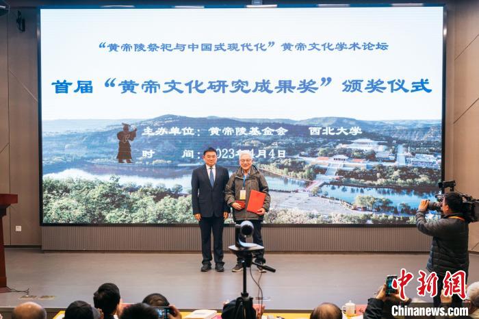 图为颁奖仪式。 塔力哈尔·叶尔江 摄 图为颁奖仪式。 塔力哈尔·叶尔江 摄