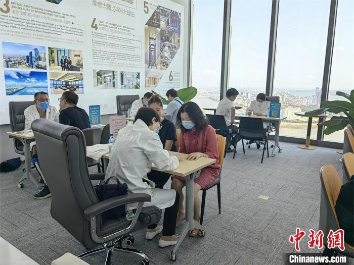中国援柬中医医疗队义诊现场 杨强 摄 中国援柬中医医疗队义诊现场 杨强 摄