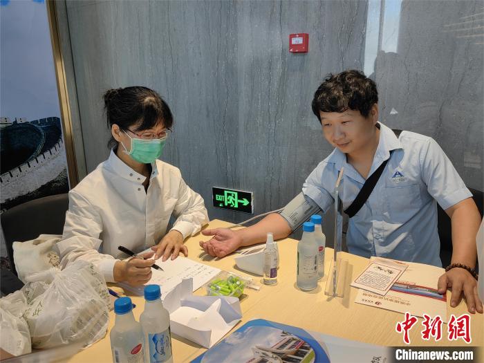 中国援柬中医医疗队义诊现场 杨强 摄 中国援柬中医医疗队义诊现场 杨强 摄