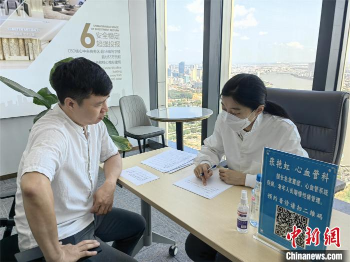 中国援柬中医医疗队义诊现场 杨强 摄 中国援柬中医医疗队义诊现场 杨强 摄