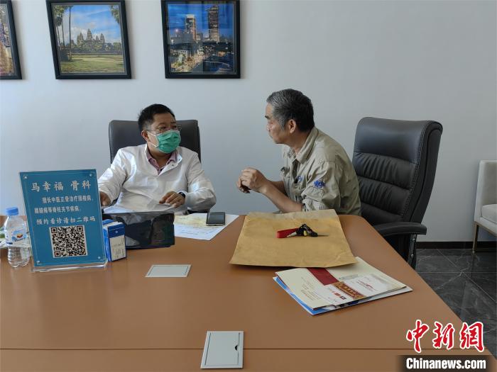中国援柬中医医疗队义诊现场 杨强 摄 中国援柬中医医疗队义诊现场 杨强 摄