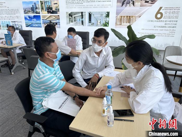 柬籍民众接受中医医疗队专家诊疗 杨强 摄 柬籍民众接受中医医疗队专家诊疗 杨强 摄