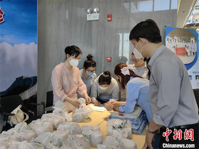 中国援柬中医医疗队分发免费药品 杨强 摄 中国援柬中医医疗队分发免费药品 杨强 摄