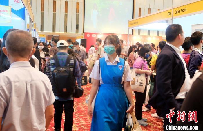 展览吸引众多当地民众关注 陈悦 摄 展览吸引众多当地民众关注 陈悦 摄