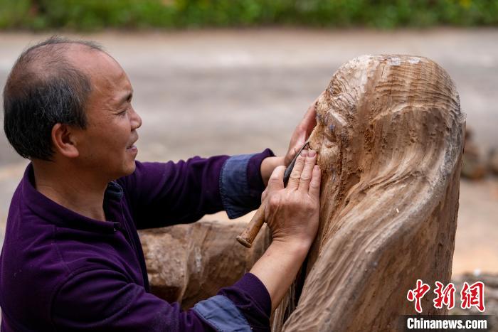 万细生用传统刻刀处理作品细节。 赵春亮 摄 万细生用传统刻刀处理作品细节。 赵春亮 摄