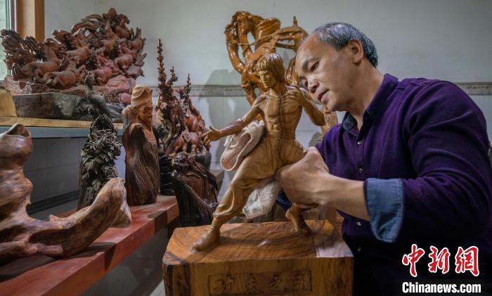 休息时刻,万细生擦拭作品,如数家珍。 赵春亮 摄 休息时刻,万细生擦拭作品,如数家珍。 赵春亮 摄