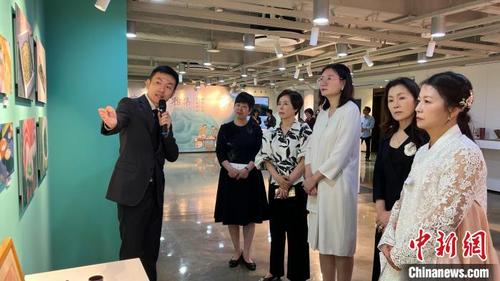 中国侨网图为嘉宾在展厅参观“茶韵山水——绿水青山就是金山银山”展。 首尔中国文化中心供图