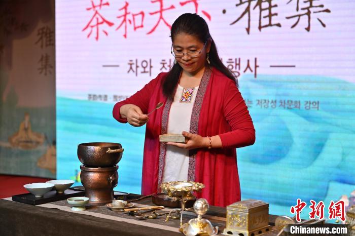 图为湖州紫笋非遗代表性传承人张文华现场进行煎茶展示。 首尔中国文化中心供图 图为湖州紫笋非遗代表性传承人张文华现场进行煎茶展示。 首尔中国文化中心供图