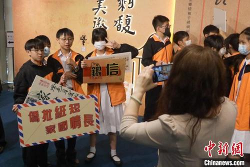 中国侨网学生拍照留念。 陈永诺 摄