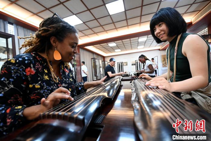 代表团成员在漳州市长泰区体验古琴文化。　张金川 摄
