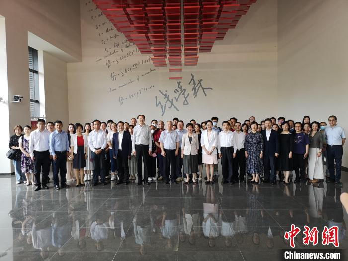 上海侨界人士参观上海交通大学钱学森图书馆。 范宇斌 摄 上海侨界人士参观上海交通大学钱学森图书馆。 范宇斌 摄