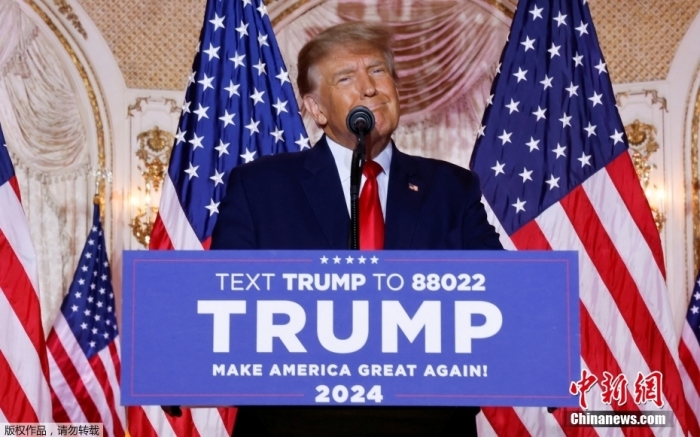 当地时间2022年11月15日,美国前总统特朗普在佛罗里达州海湖庄园发表演讲,正式宣布将参加2024年美国总统大选。 当地时间2022年11月15日,美国前总统特朗普在佛罗里达州海湖庄园发表演讲,正式宣布将参加2024年美国总统大选。