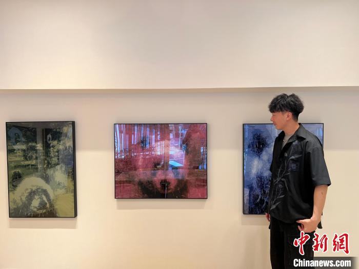 旅澳画家张鸿俊的《山水与熊猫》系列版画在东京123画廊首次亮相 主办方供图 旅澳画家张鸿俊的《山水与熊猫》系列版画在东京123画廊首次亮相 主办方供图