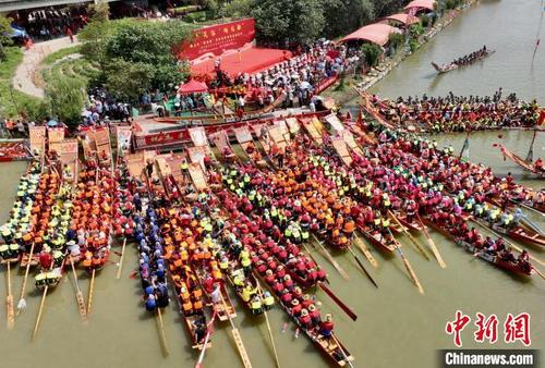 中国侨网图为百艘龙舟齐聚黄石华江竞渡盛会。 王东明 摄