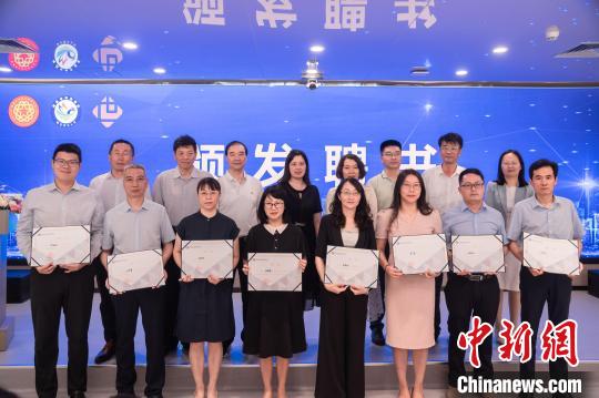 活动现场颁发人才智库成员聘书。 李南轩摄 摄 活动现场颁发人才智库成员聘书。 李南轩摄 摄