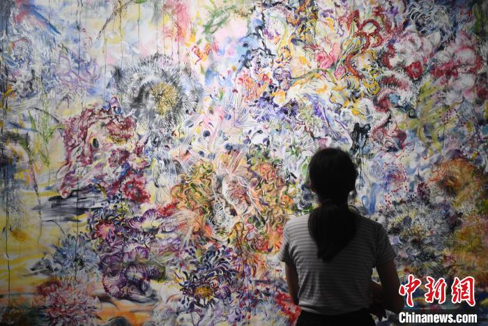 图为:展出的高品质艺术作品吸引参观者。 图为:展出的高品质艺术作品吸引参观者。