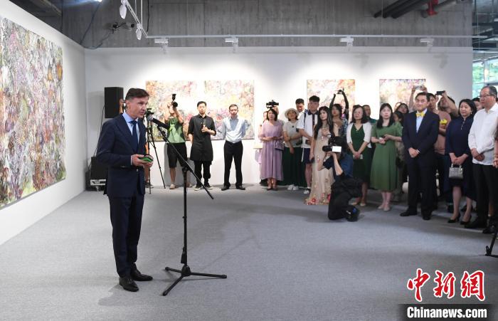 图为:奥地利驻华大使馆文化处/科技处主管公使(文化和科技事务)满昊宸(左)致辞。 王刚 摄 图为:奥地利驻华大使馆文化处/科技处主管公使(文化和科技事务)满昊宸(左)致辞。 王刚 摄