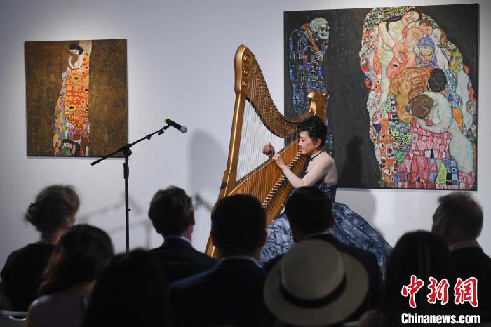 图为:音乐家崔君芝开幕式音乐会吸引众人。 王刚 摄 图为:音乐家崔君芝开幕式音乐会吸引众人。 王刚 摄