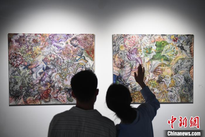 图为:观众驻足欣赏讨论展出的艺术作品。 图为:观众驻足欣赏讨论展出的艺术作品。
