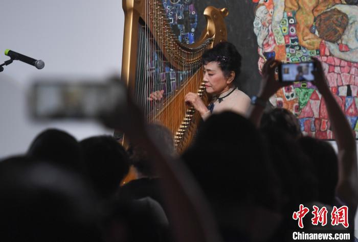 图为:音乐家崔君芝开幕式音乐会吸引众人。 图为:音乐家崔君芝开幕式音乐会吸引众人。