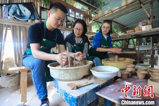 海外华媒代表在会理绿陶文化产业园工坊体验制作。 王磊 摄 海外华媒代表在会理绿陶文化产业园工坊体验制作。 王磊 摄