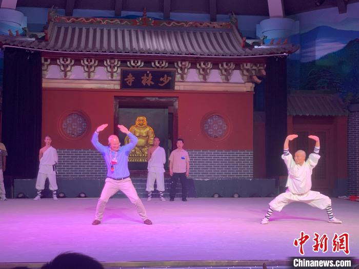 香港德国商会主席赫佑汉现场学习少林功夫。 戴小橦 摄 香港德国商会主席赫佑汉现场学习少林功夫。 戴小橦 摄