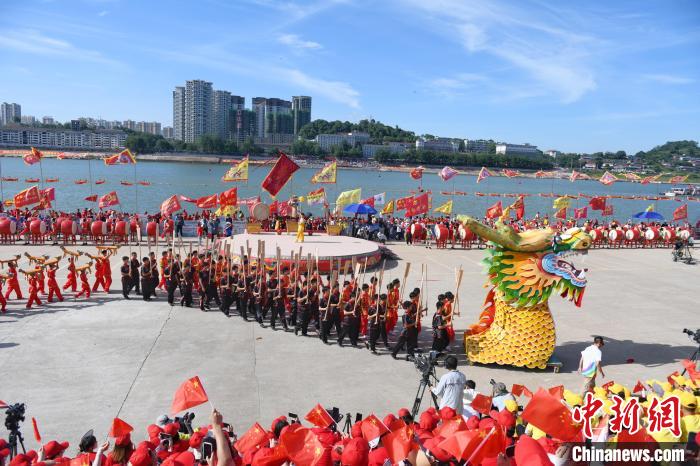 巨龙头亮相活动现场。 杨华峰 摄 巨龙头亮相活动现场。 杨华峰 摄