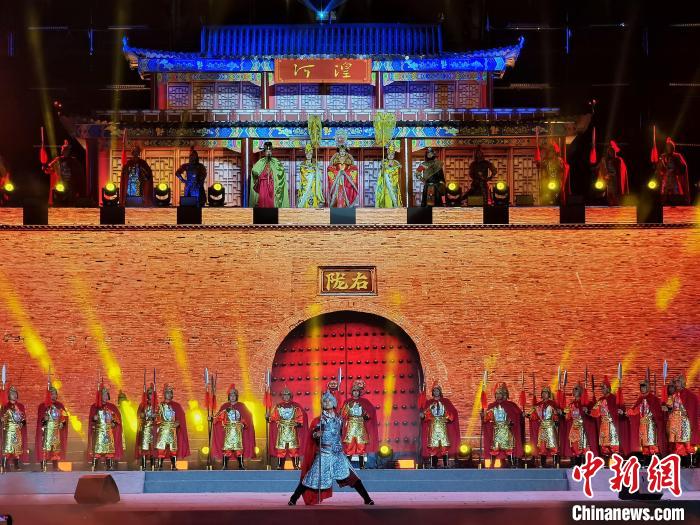 图为开幕式现场,主题文艺汇演“丝路黄河”之仪仗表演《固城守边》。 祁增蓓 摄 图为开幕式现场,主题文艺汇演“丝路黄河”之仪仗表演《固城守边》。 祁增蓓 摄