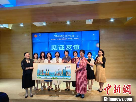 美国芝北中文中心与上海市曹杨中学互赠纪念礼物。 范宇斌 摄 美国芝北中文中心与上海市曹杨中学互赠纪念礼物。 范宇斌 摄